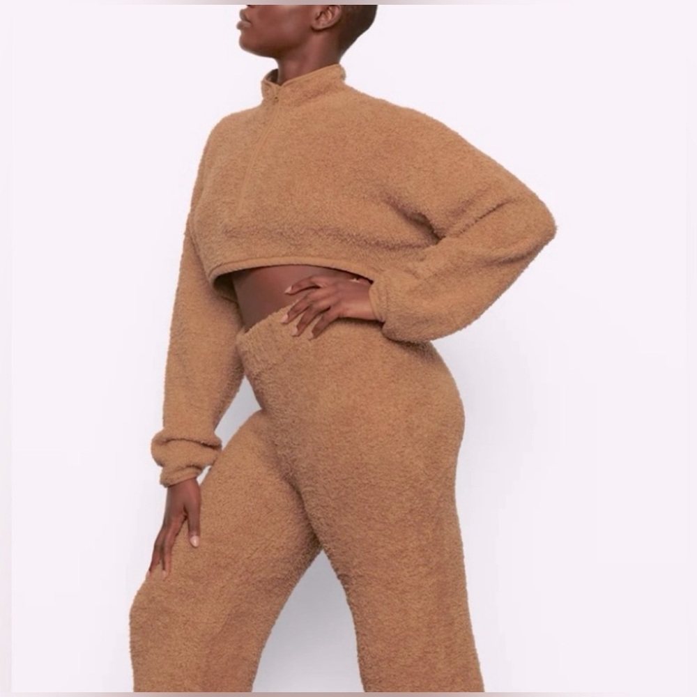 SKIMS  Caramel Cozy Knit Cropped Sweatshirt